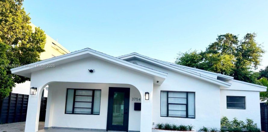 House in Miami, Florida 3 bedrooms, 133.78 sq.m. № 1693416