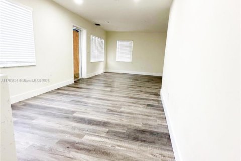 House in Miami, Florida 3 bedrooms, 133.78 sq.m. № 1693416 - photo 10