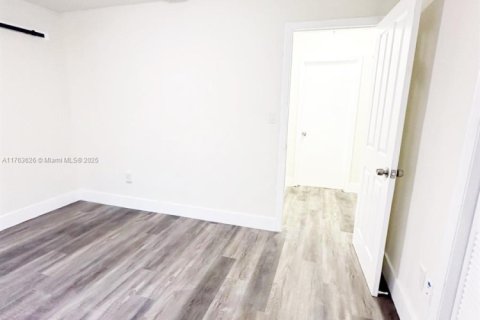House in Miami, Florida 3 bedrooms, 133.78 sq.m. № 1693416 - photo 6