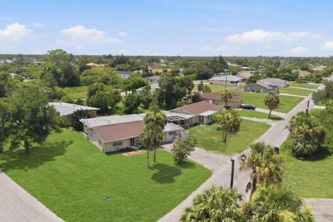 Commercial property in North Port, Florida 6 bedrooms, 259.94 sq.m. № 2215953 - photo 6