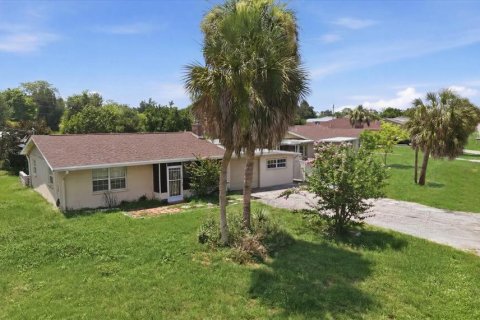 Commercial property in North Port, Florida 6 bedrooms, 259.94 sq.m. № 2215953 - photo 8
