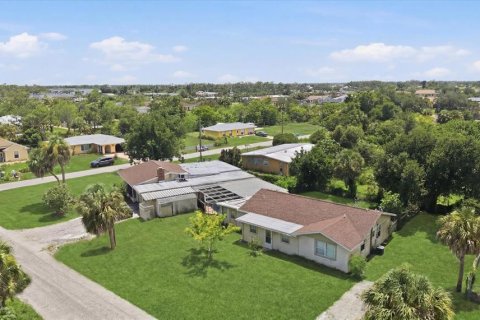 Commercial property in North Port, Florida 6 bedrooms, 259.94 sq.m. № 2215953 - photo 7