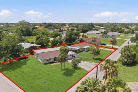 Commercial property in North Port, Florida 6 bedrooms, 259.94 sq.m. № 2215953