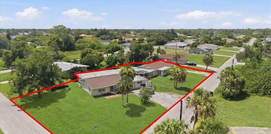 Commercial property in North Port, Florida 6 bedrooms, 259.94 sq.m. № 2215953