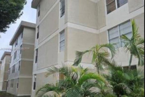 Condo in Hialeah, Florida, 2 bedrooms  № 2066796 - photo 2