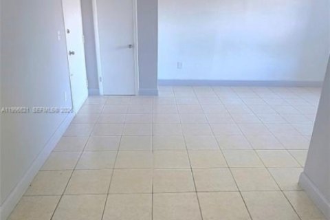 Condo in Hialeah, Florida, 2 bedrooms  № 2066796 - photo 3