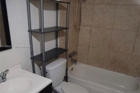 Condo in Hialeah, Florida, 2 bedrooms  № 2066796 - photo 8