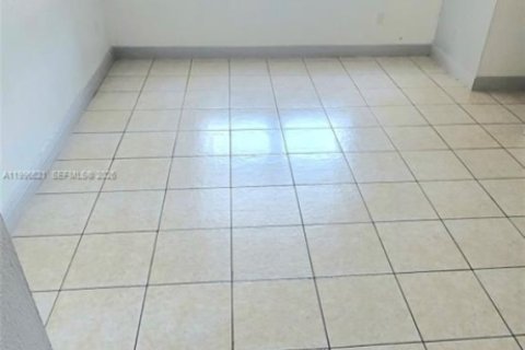 Condo in Hialeah, Florida, 2 bedrooms  № 2066796 - photo 4
