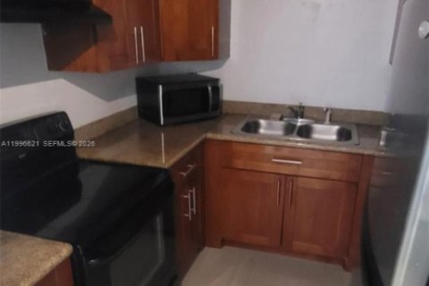 Condo in Hialeah, Florida, 2 bedrooms  № 2066796 - photo 6