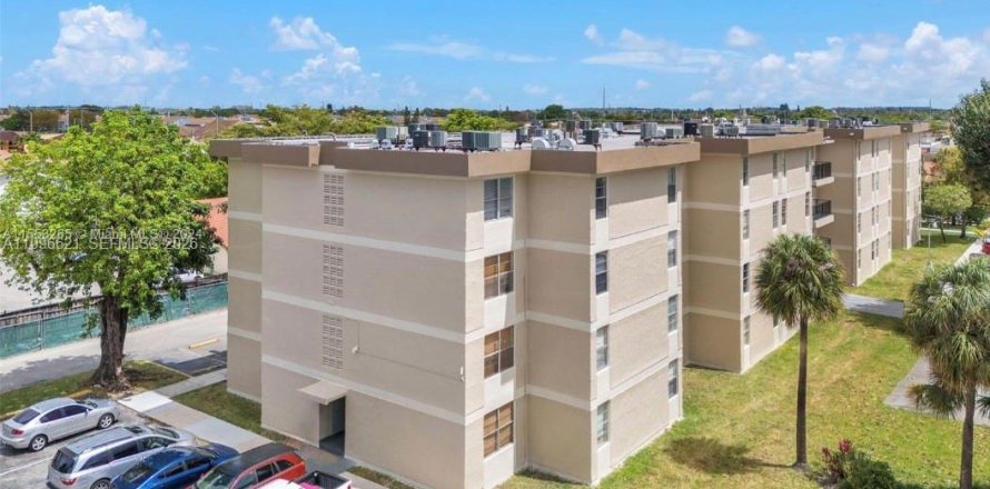 Condo in Hialeah, Florida, 2 bedrooms  № 2066796