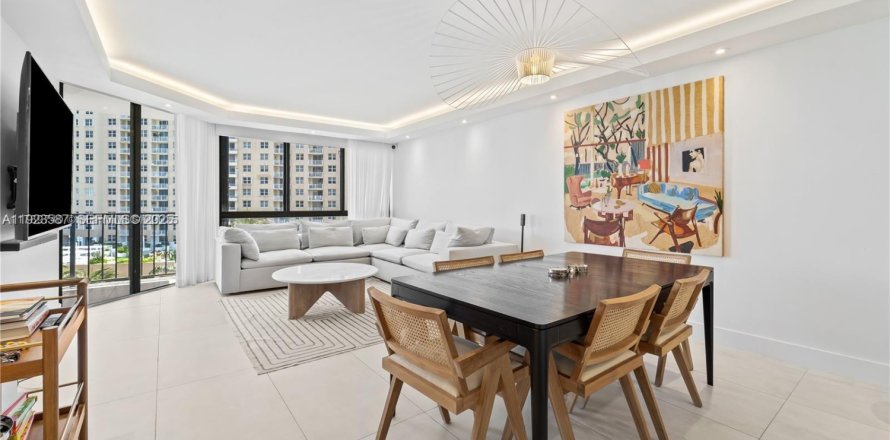 Кондоминиум с 2 спальнями в Майами, Флорида № 1982436