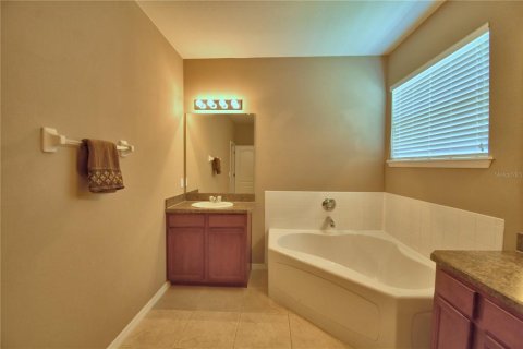 House in Plant City, Florida 4 bedrooms, 270.25 sq.m. № 1765406 - photo 24
