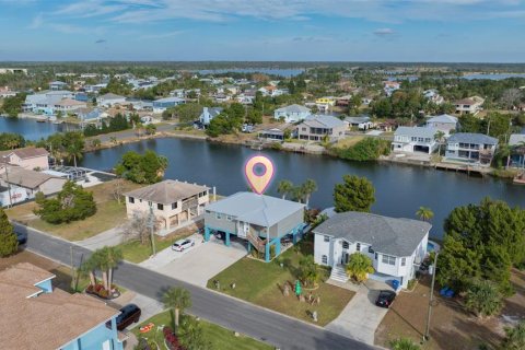 House in Hernando Beach, Florida 3 bedrooms, 114.73 sq.m. № 1568532 - photo 4