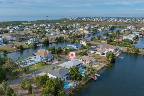 House in Hernando Beach, Florida 3 bedrooms, 114.73 sq.m. № 1568532 - photo 30