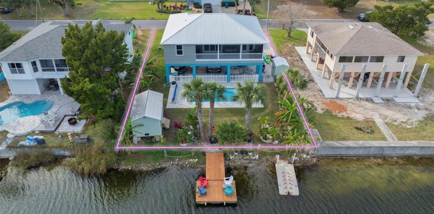 House in Hernando Beach, Florida 3 bedrooms, 114.73 sq.m. № 1568532