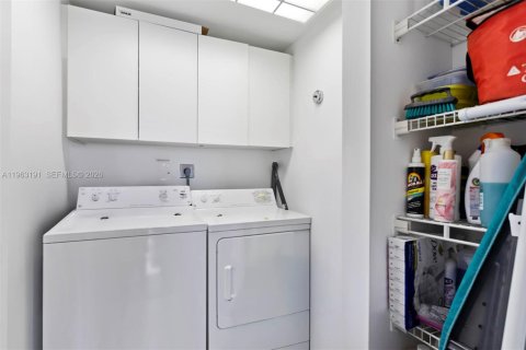 Condo in Aventura, Florida, 2 bedrooms  № 2081001 - photo 19