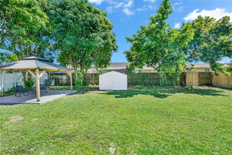 House in Miami, Florida 4 bedrooms, 113.71 sq.m. № 2066390 - photo 2