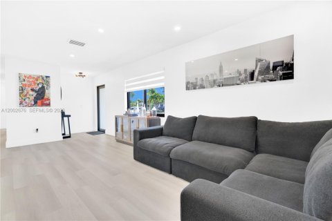 House in Miami, Florida 4 bedrooms, 113.71 sq.m. № 2066390 - photo 16