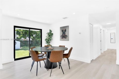 House in Miami, Florida 4 bedrooms, 113.71 sq.m. № 2066390 - photo 14