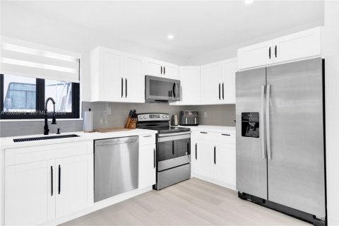 House in Miami, Florida 4 bedrooms, 113.71 sq.m. № 2066390 - photo 11
