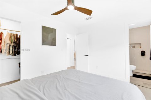 House in Miami, Florida 4 bedrooms, 113.71 sq.m. № 2066390 - photo 23
