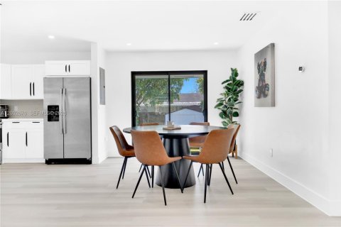 House in Miami, Florida 4 bedrooms, 113.71 sq.m. № 2066390 - photo 13