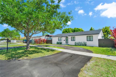 House in Miami, Florida 4 bedrooms, 113.71 sq.m. № 2066390 - photo 8