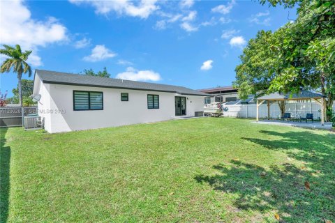 House in Miami, Florida 4 bedrooms, 113.71 sq.m. № 2066390 - photo 1