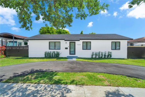 House in Miami, Florida 4 bedrooms, 113.71 sq.m. № 2066390