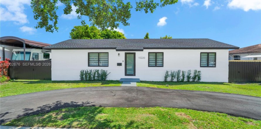 House in Miami, Florida 4 bedrooms, 113.71 sq.m. № 2066390