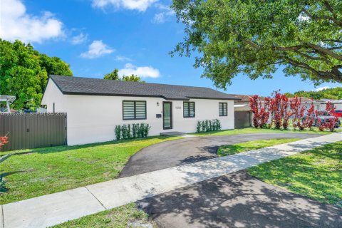House in Miami, Florida 4 bedrooms, 113.71 sq.m. № 2066390 - photo 7