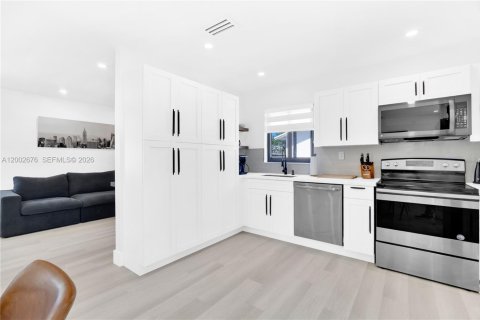 House in Miami, Florida 4 bedrooms, 113.71 sq.m. № 2066390 - photo 12