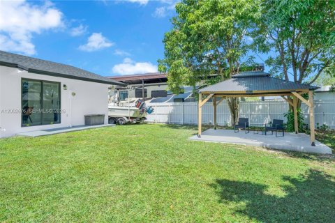 House in Miami, Florida 4 bedrooms, 113.71 sq.m. № 2066390 - photo 3