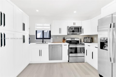 House in Miami, Florida 4 bedrooms, 113.71 sq.m. № 2066390 - photo 10