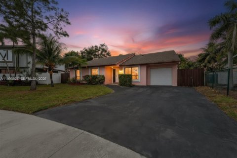 Casa en Davie, Florida 3 dormitorios, 183.2 m2 № 2056552