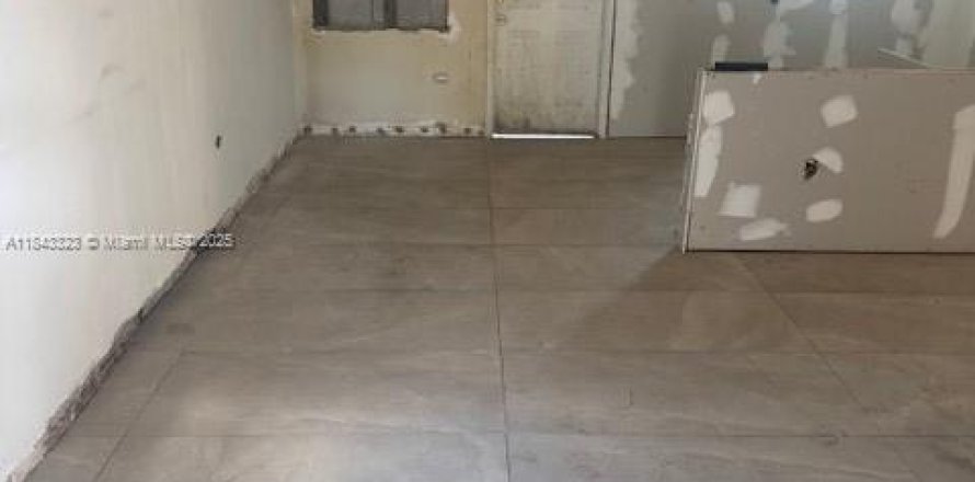 House in North Miami, Florida 3 bedrooms, 91.51 sq.m. № 1943495