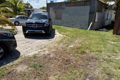 House in North Miami, Florida 3 bedrooms, 91.51 sq.m. № 1943495 - photo 12