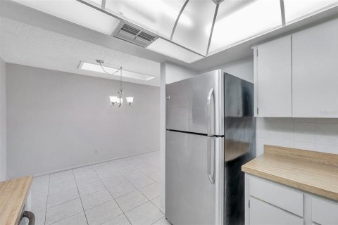 Condo in Palm Harbor, Florida, 2 bedrooms № 2098344 - photo 20