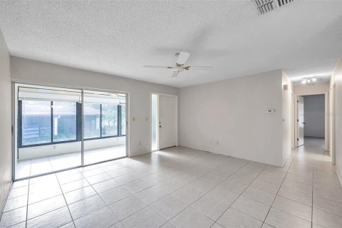 Condo in Palm Harbor, Florida, 2 bedrooms № 2098344 - photo 8