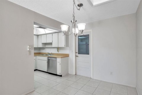 Condo in Palm Harbor, Florida, 2 bedrooms № 2098344 - photo 13