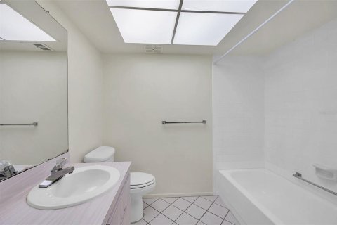 Condo in Palm Harbor, Florida, 2 bedrooms № 2098344 - photo 22