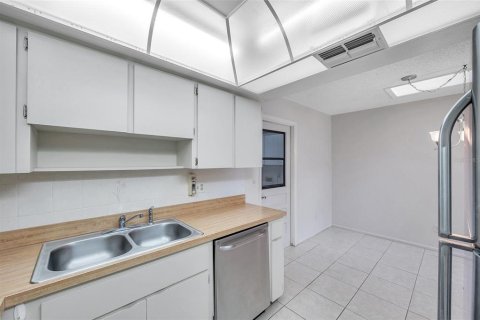 Condo in Palm Harbor, Florida, 2 bedrooms № 2098344 - photo 18