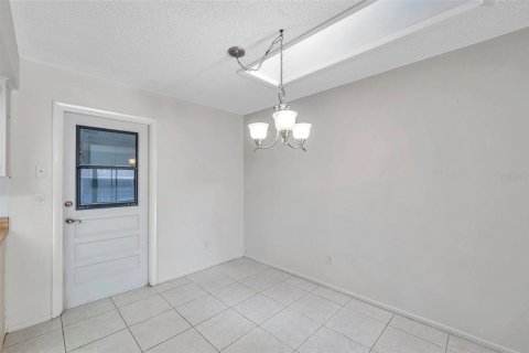 Condo in Palm Harbor, Florida, 2 bedrooms № 2098344 - photo 10