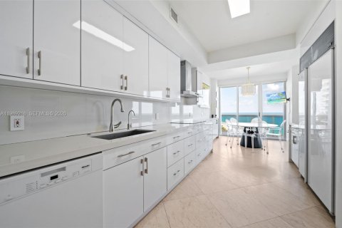 Купить кондоминиум в Бэл-Харбор, Флорида 2 спальни, 200.67м2, № 2057396 - фото 13