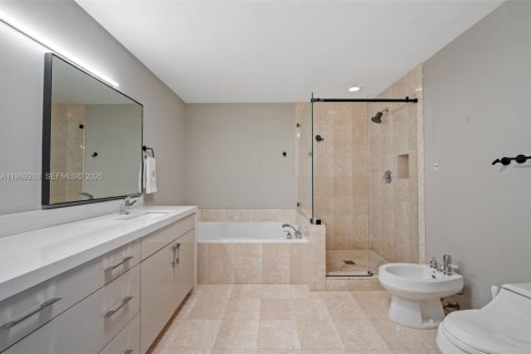 Купить кондоминиум в Бэл-Харбор, Флорида 2 спальни, 200.67м2, № 2057396 - фото 24