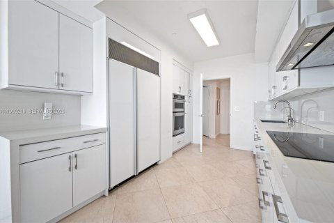 Купить кондоминиум в Бэл-Харбор, Флорида 2 спальни, 200.67м2, № 2057396 - фото 15