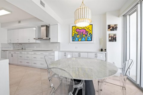 Купить кондоминиум в Бэл-Харбор, Флорида 2 спальни, 200.67м2, № 2057396 - фото 17