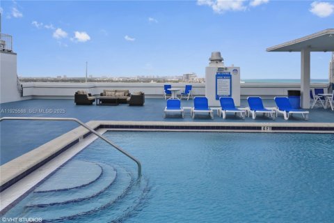 Condo in Miami Beach, Florida, 1 bedroom  № 1993370 - photo 17