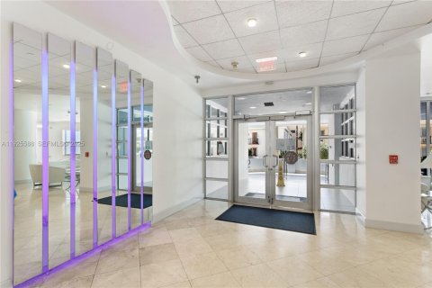 Condo in Miami Beach, Florida, 1 bedroom  № 1993370 - photo 20
