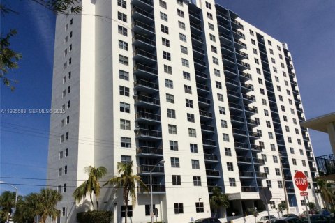 Condo in Miami Beach, Florida, 1 bedroom  № 1993370 - photo 22
